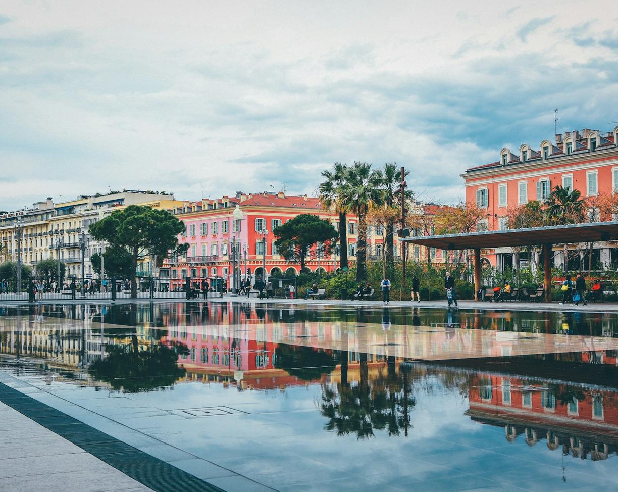 Francja. Co zwiedzić w Nicei? Wzgórze Zamkowe, Stare Miasto (Vieux Nice) i Promenada Anglików