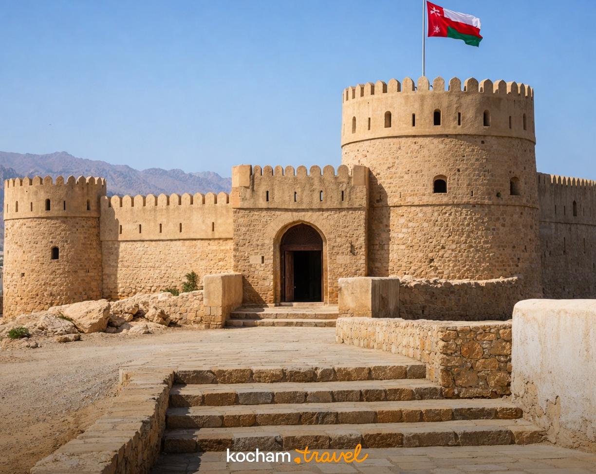 Ilustracja do tematu: Oman. Ceny biletów do historycznych fortów w Sur: ile zapłacisz za wejście do twierdzy Sunaysilah (od 0,5 do 2 OMR / ok. 5-20 PLN)?