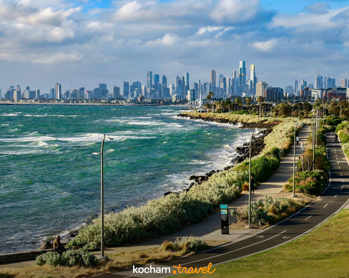 Panorama Melbourne, falujące morze, promenada i ścieżka rowerowa wzdłuż wybrzeża.