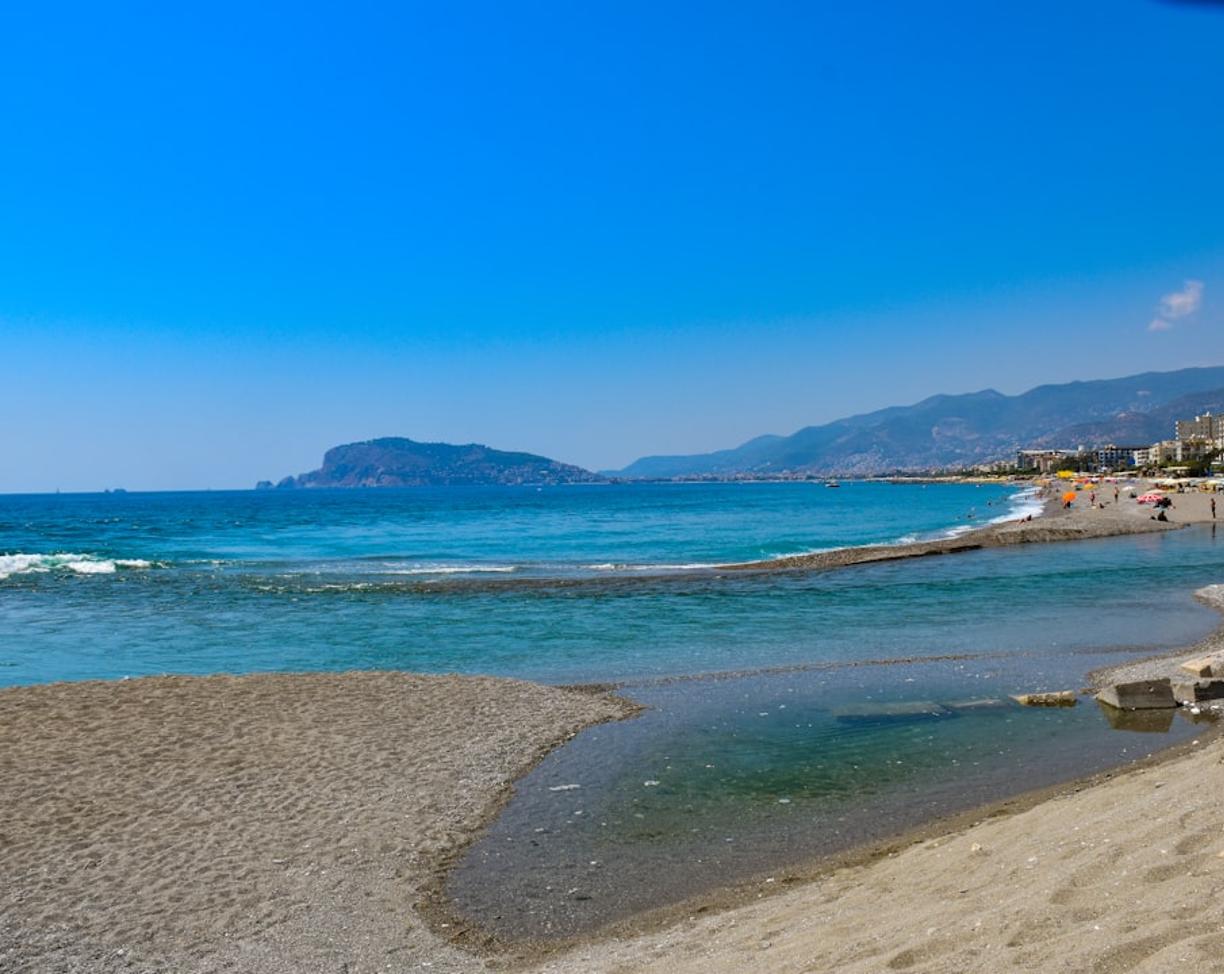 Ceny w Alanyi 2025/26: Ile kosztuje obiad, rejs statkiem i leżaki na plaży Kleopatry?