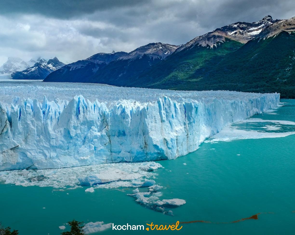 Potężny lodowiec Perito Moreno w Argentynie, turkusowe wody, skaliste góry.
