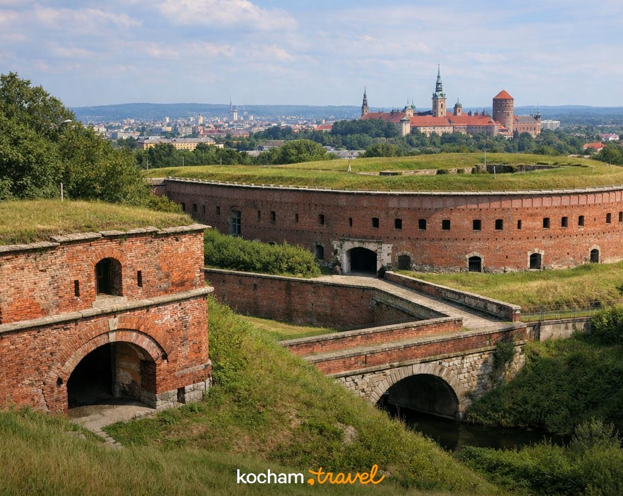 Ilustracja do tematu: Twierdza Kraków. Jakie tajemnice kryją potężne austriackie fortyfikacje otaczające miasto?