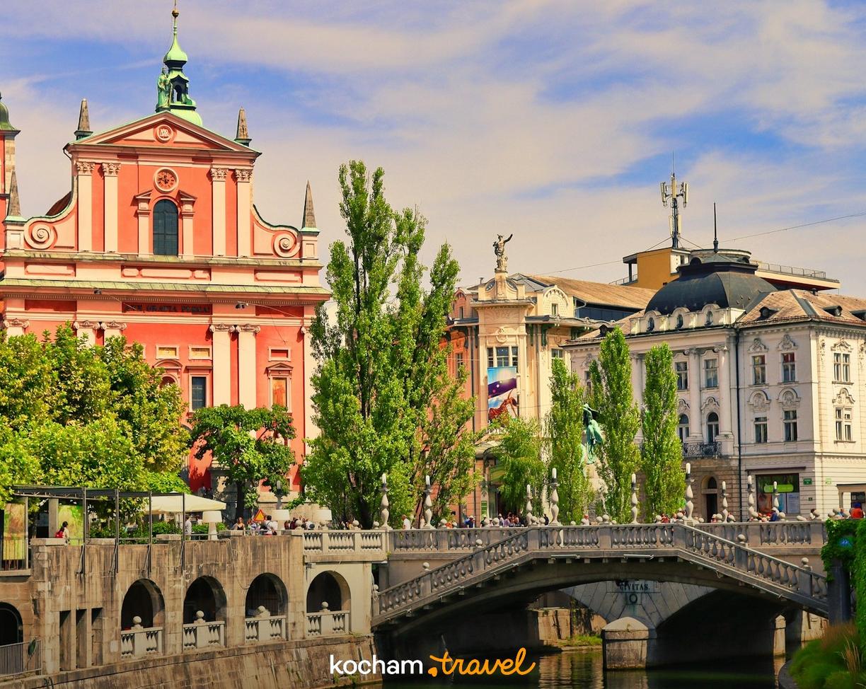Kościół Franciszkanów i Trójmost nad Ljubljanicą w Lublanie, Słowenia.
