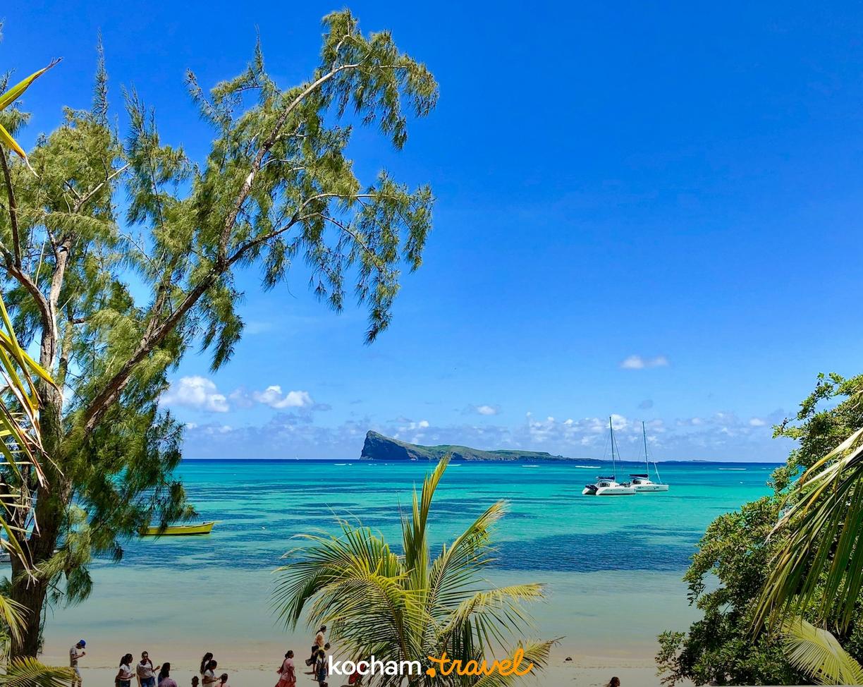 Malownicza plaża na Mauritiusie z turkusowym oceanem i palmami.