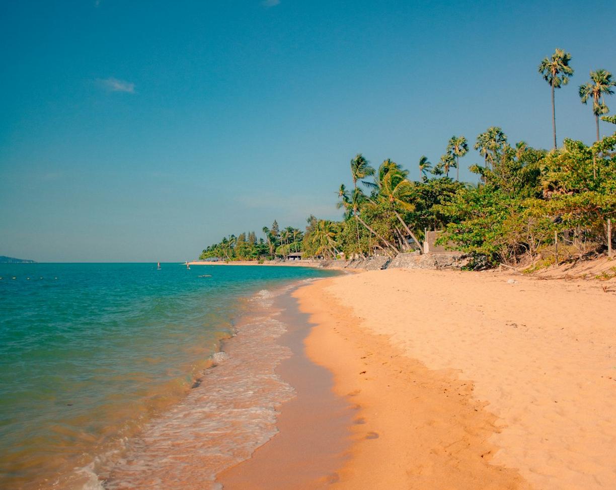 Najpiękniejsze plaże na Ko Samui: Od tętniącego życiem Chaweng po spokojną Maenam