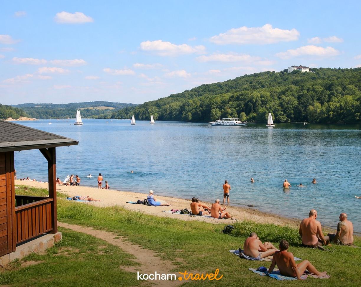 Ilustracja do tematu: Czechy. Wakacje nad Zalewem Brneńskim na własną rękę: logistyka, wynajem domku i przewodnik po lokalnych plażach nudystów.