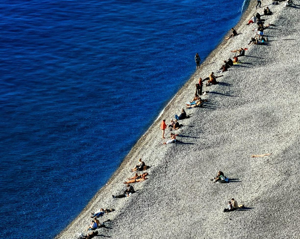 Piękna kamienista plaża w Nicei