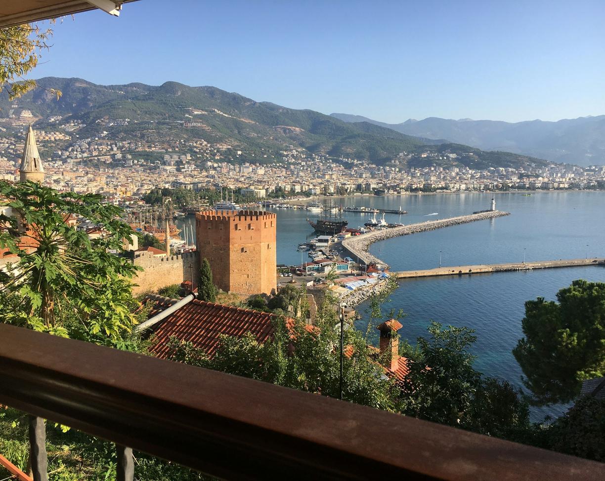 Alanya: Czerwona Wieża, port, miasto na tle gór Taurus.
