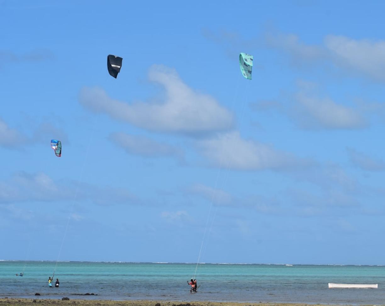Kitesurfing w okolicach Blue Bay: Gdzie szukać najlepszych spotów na Mauritiusie?