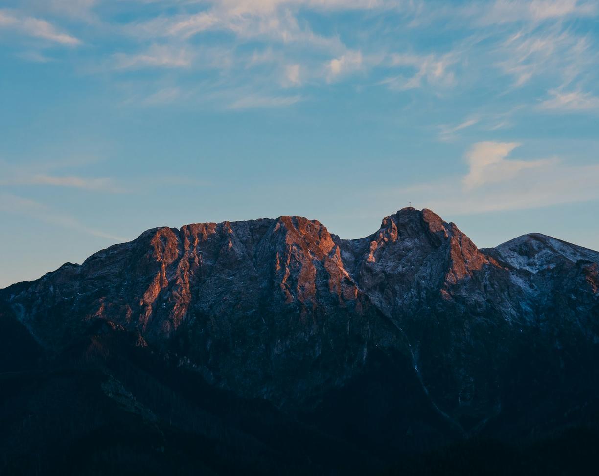 Zakopane poza sezonem: Odkryj Tatry bez tłumów na Krupówkach
