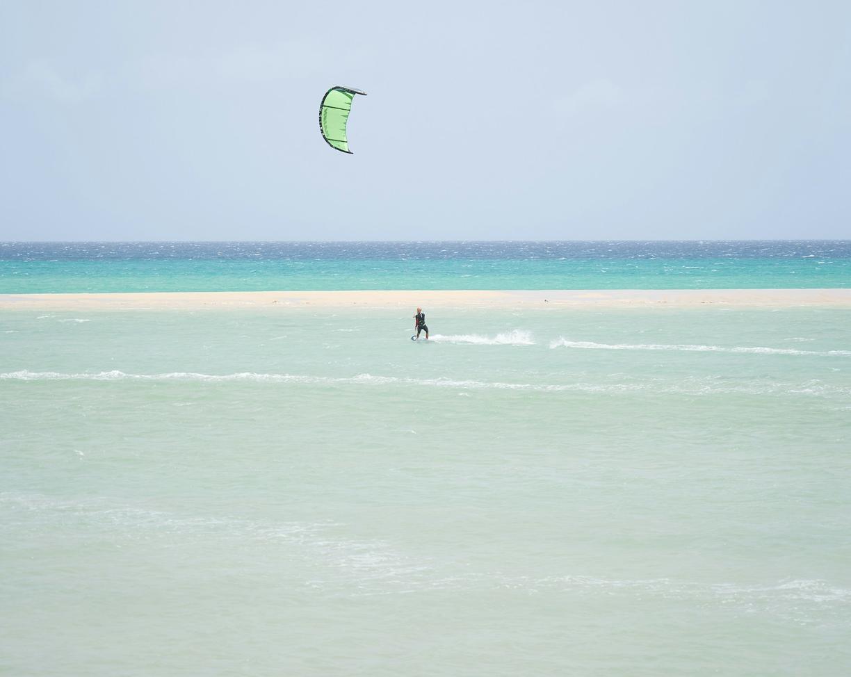 Kitesurfing i windsurfing na Fuerteventurze: Przewodnik po najlepszych spotach Europy