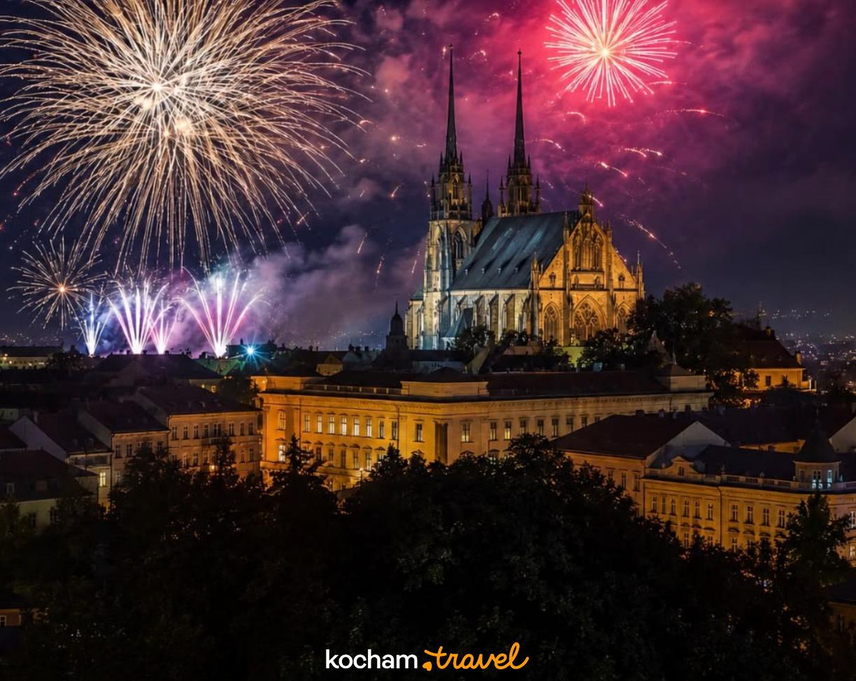 Spektakularny pokaz fajerwerków nad historyczną katedrą w Brnie nocą.