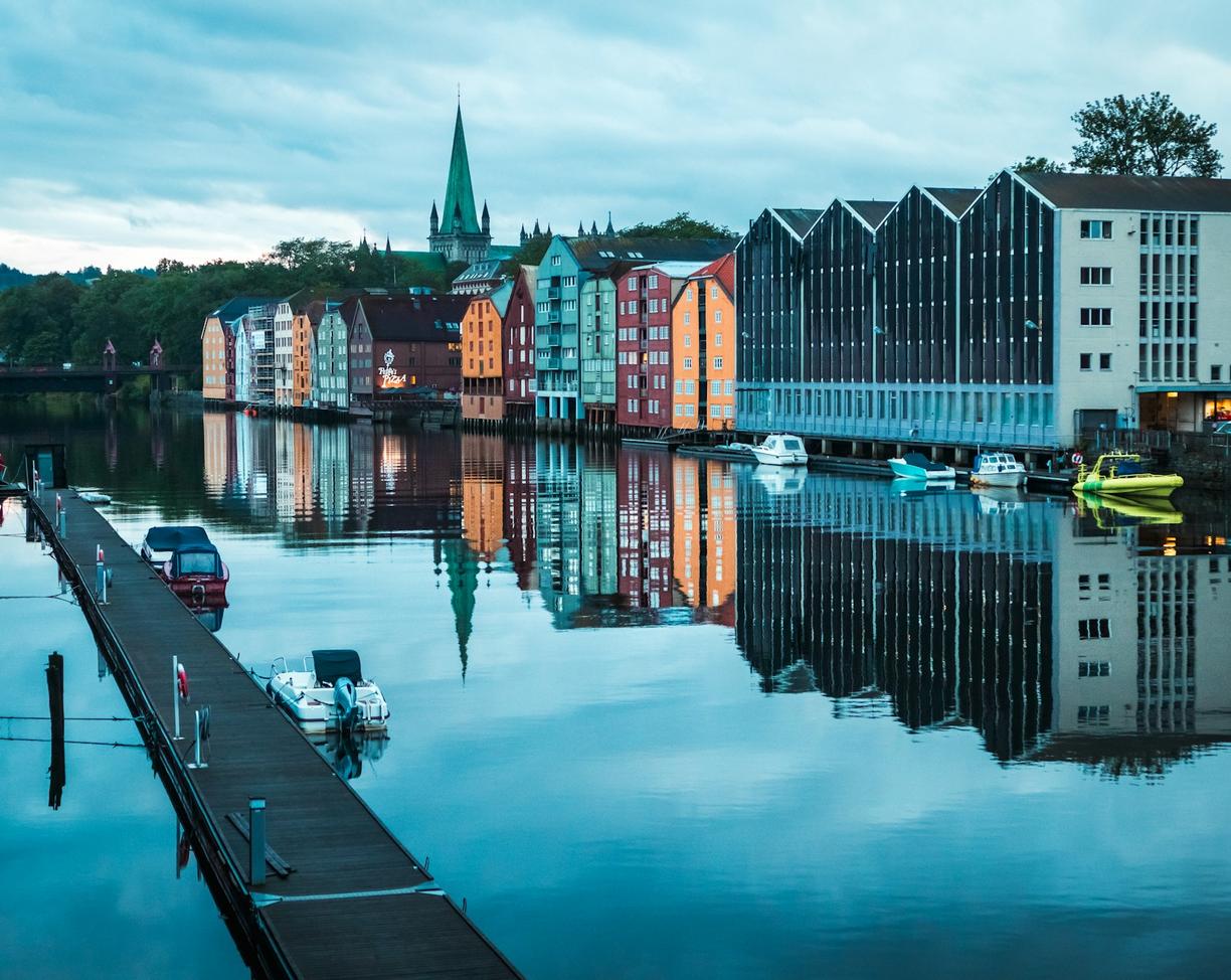 Kolorowe domy, katedra Nidaros i odbicia w rzece Nidelva, Trondheim.