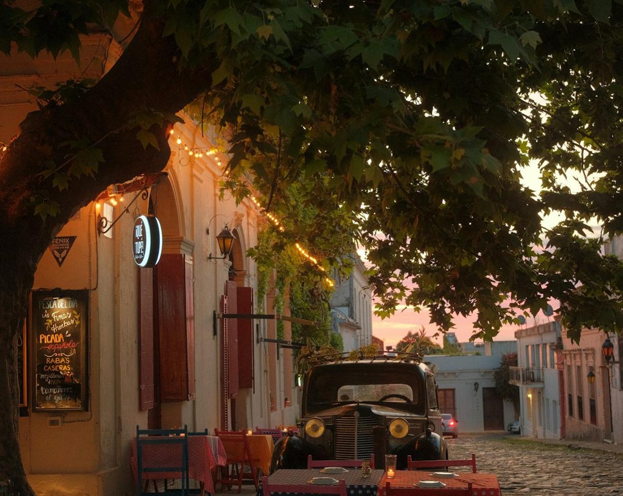 Urugwaj. Ceny w Colonia del Sacramento 2025/26: Ile kosztuje prom, obiad i wynajem wózka golfowego?