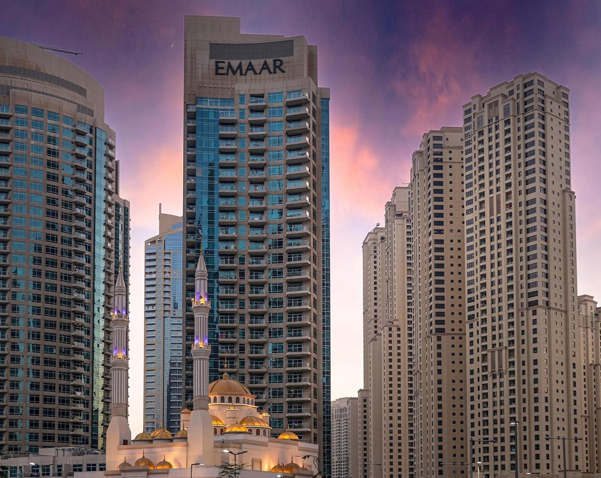 Dubaj: jak dojechać i gdzie spać — przejrzysty plan?