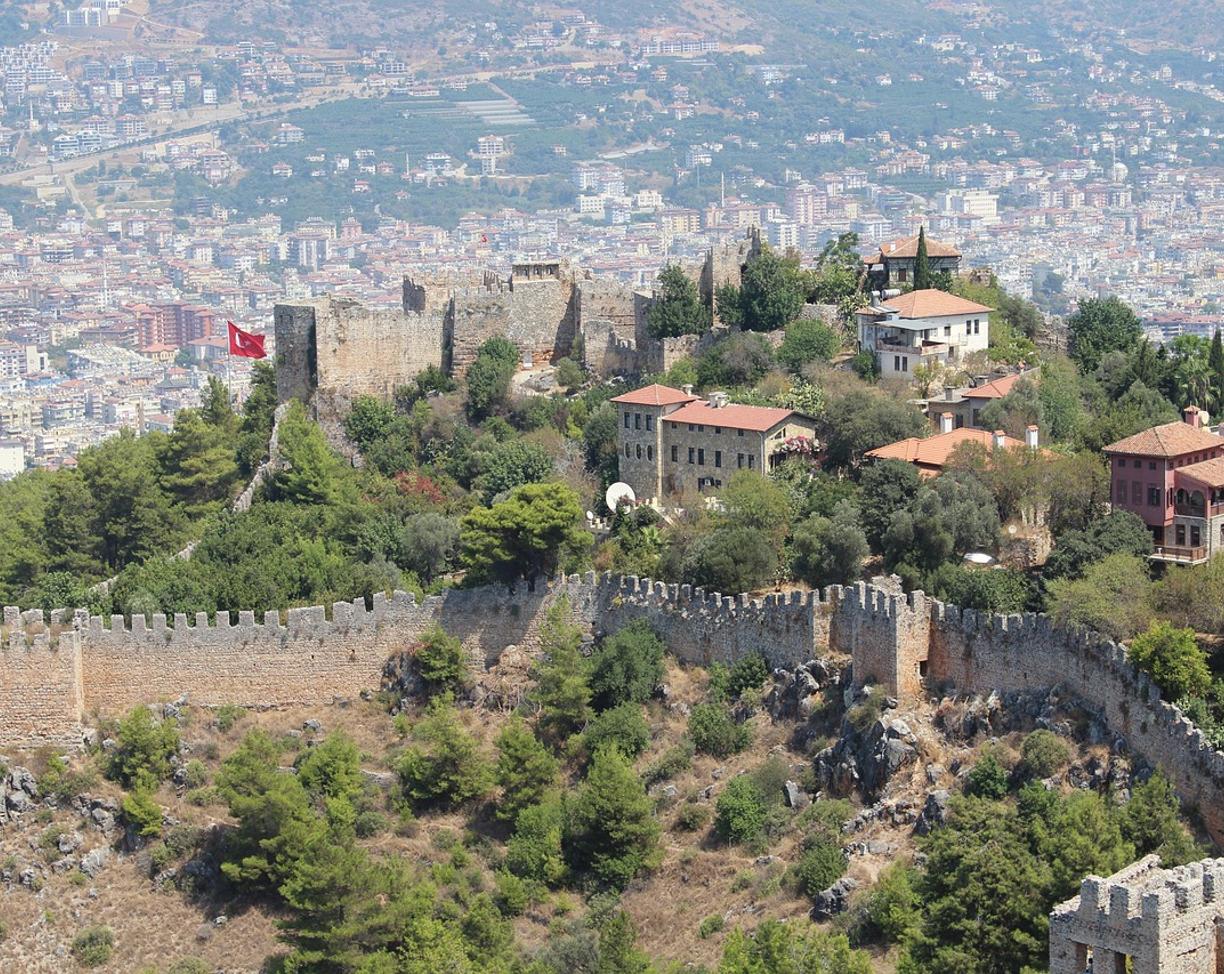 Alanya: jak dojechać i gdzie spać — przejrzysty plan?