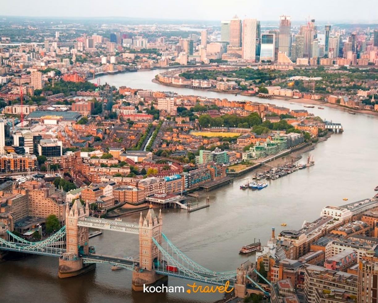 Panoramiczny widok Londynu z Mostem Tower Bridge i Tamizą.