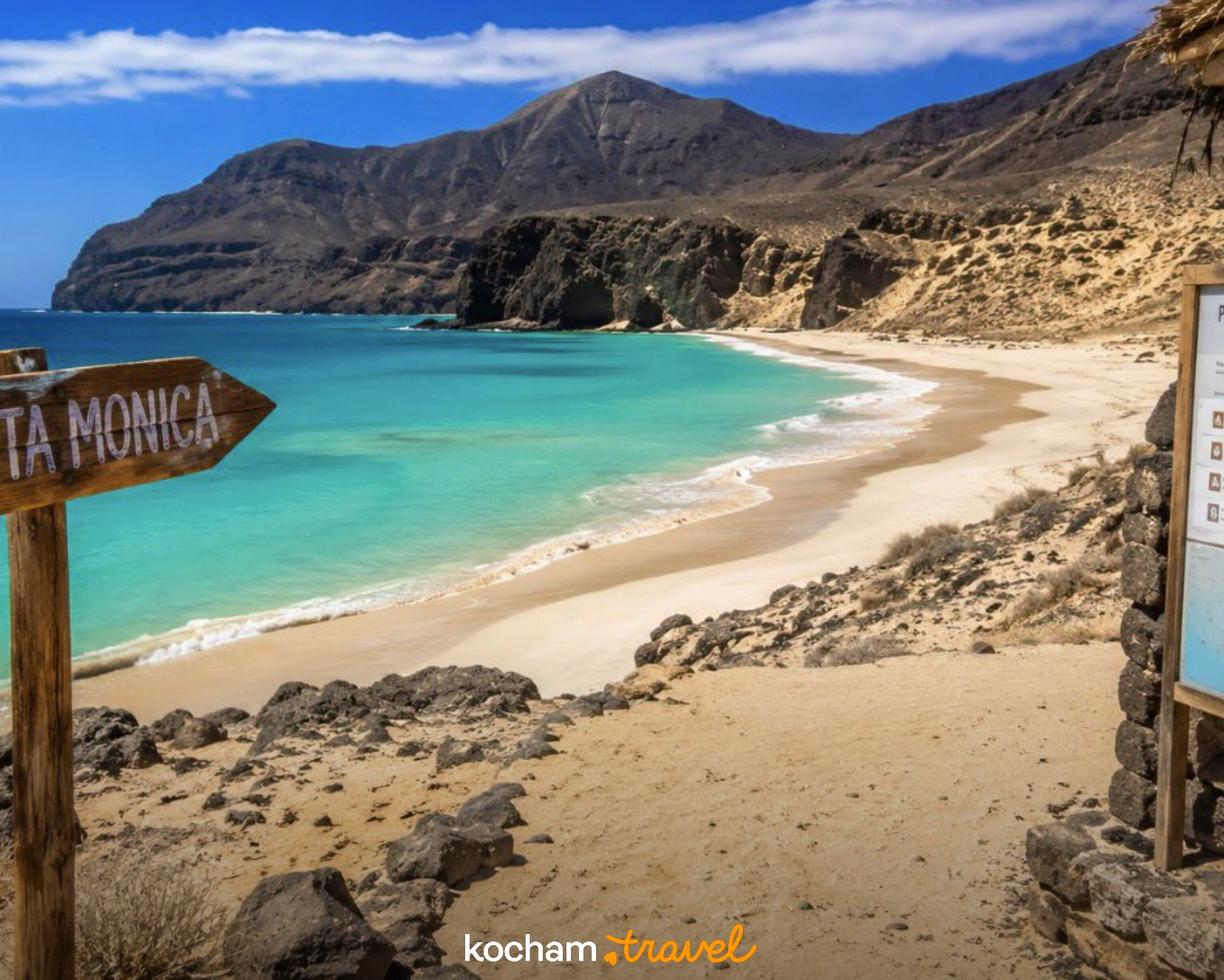 Malownicza plaża Santa Monica, Boa Vista, Cabo Verde, turkusowe morze i góry.