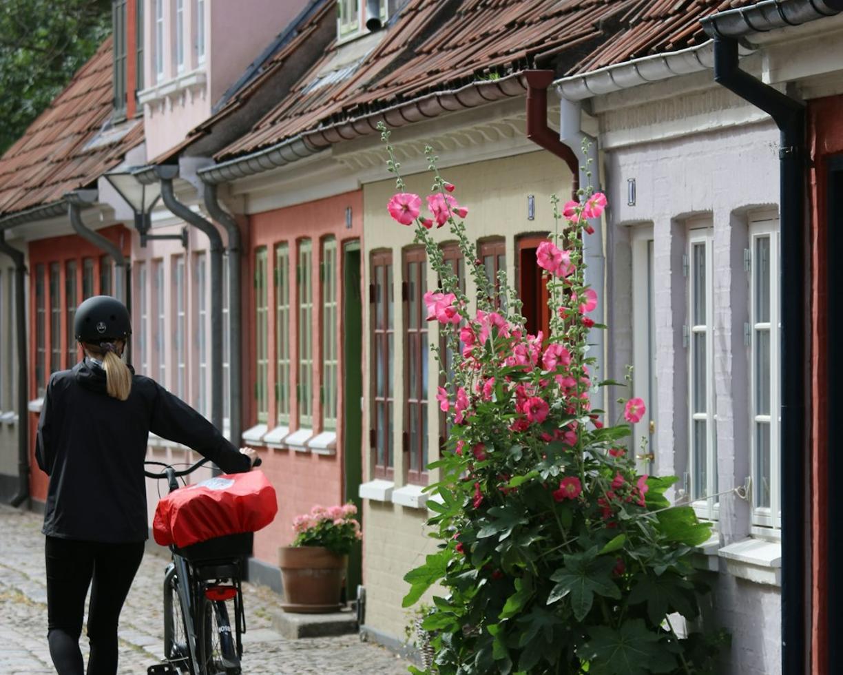 Jak poruszać się po Odense? Transport publiczny i wynajem rowerów