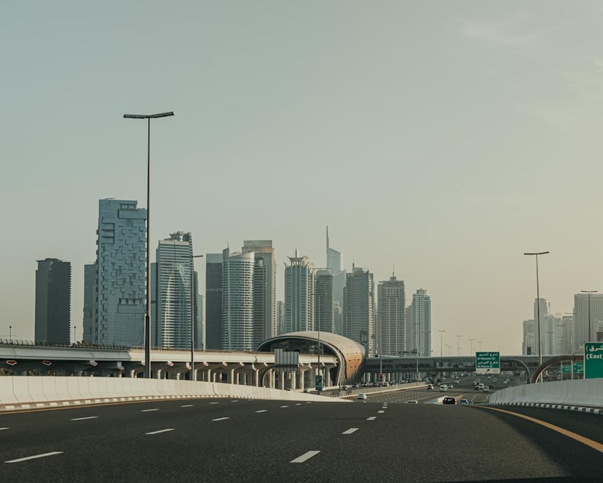 Jak dojechać z Dubaju do Fudżajry? Wynajem samochodu i transport publiczny