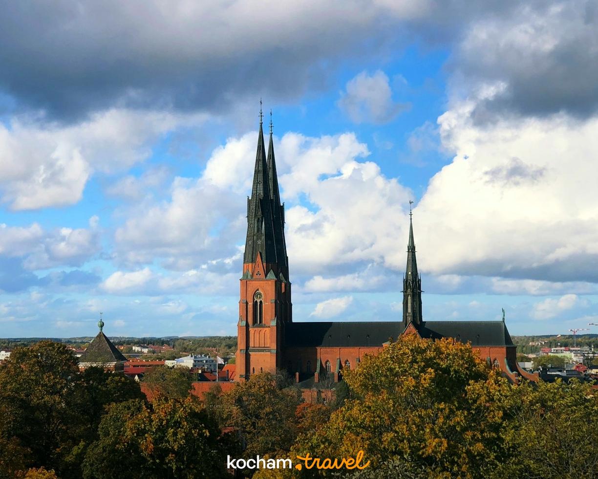 Katedra w Uppsali, Szwecja, jesienią na tle błękitnego nieba.