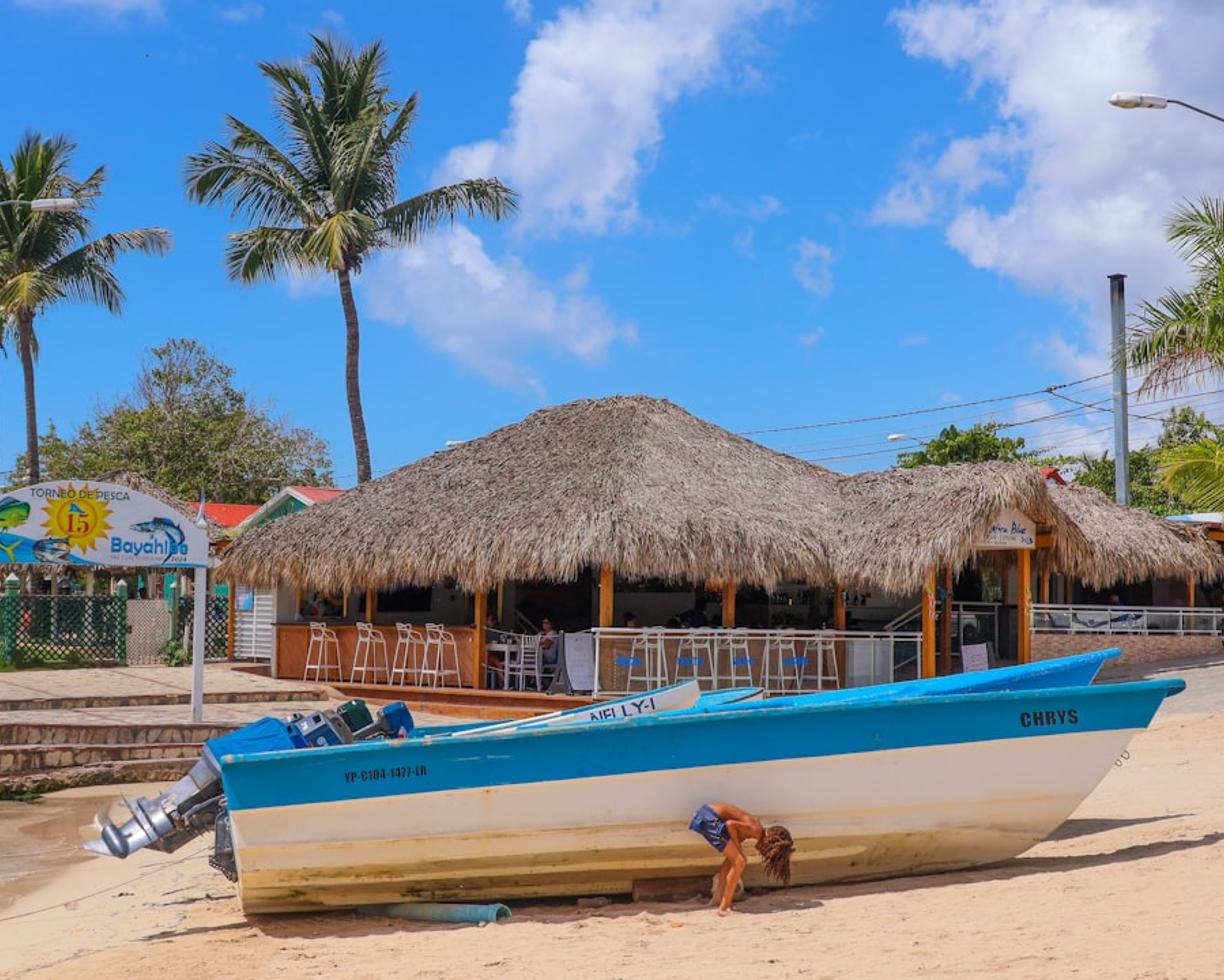 Spokojna plaża w Bayahibe z palmami i turkusową wodą