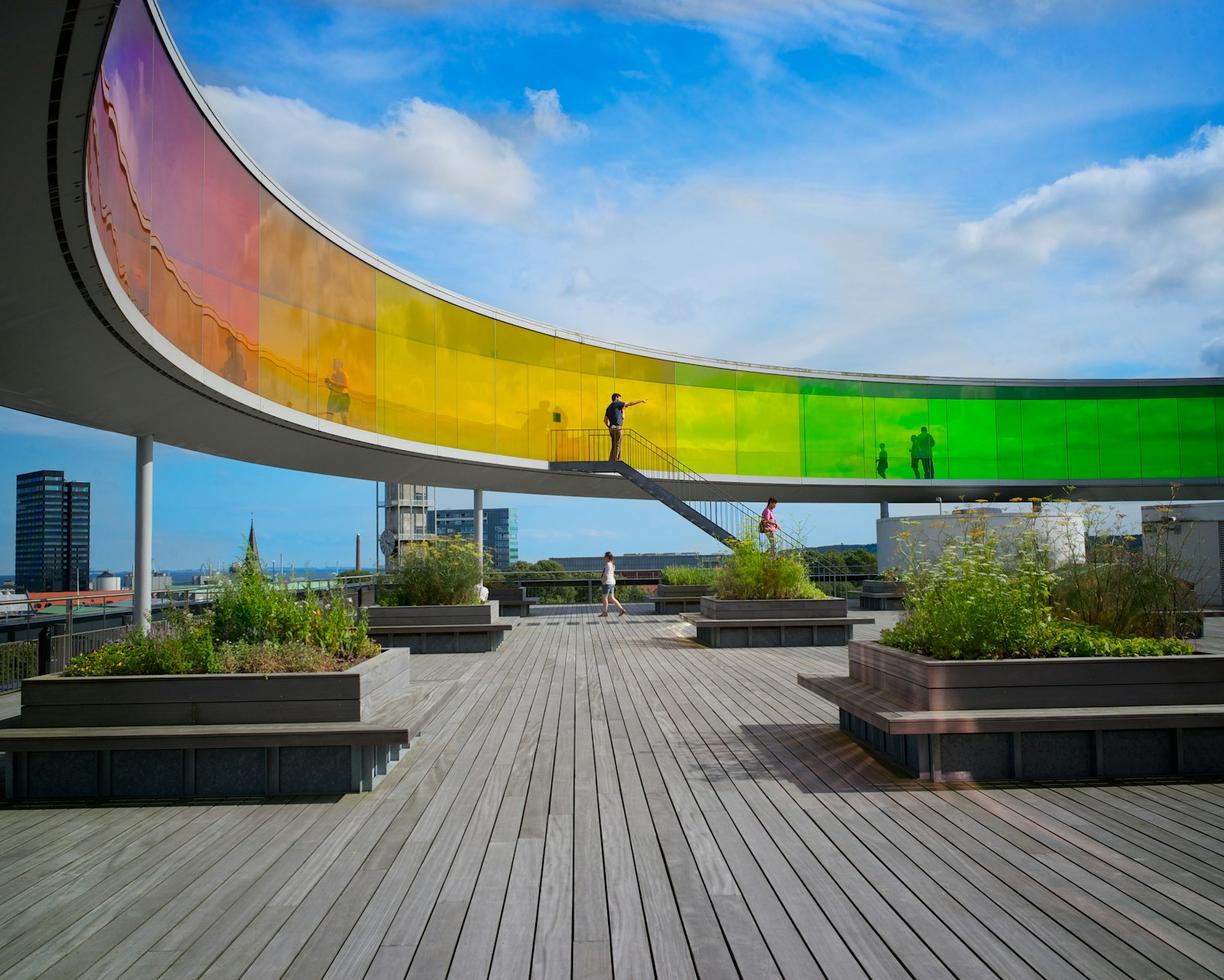 Tęczowa Panorama Olafur Eliasson na dachu muzeum ARoS w Aarhus.