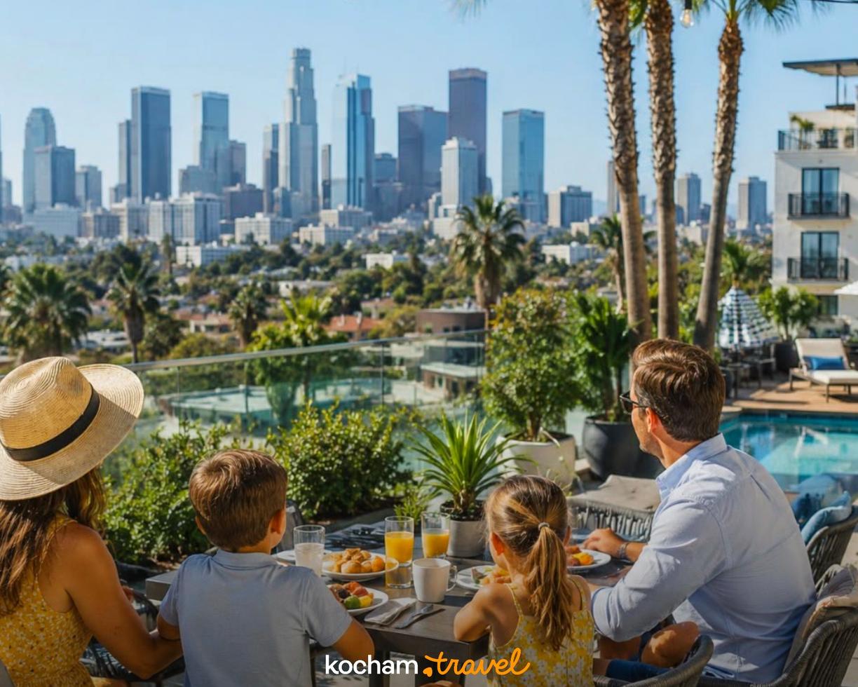 Rodzinne śniadanie na tarasie hotelu z widokiem na Los Angeles.