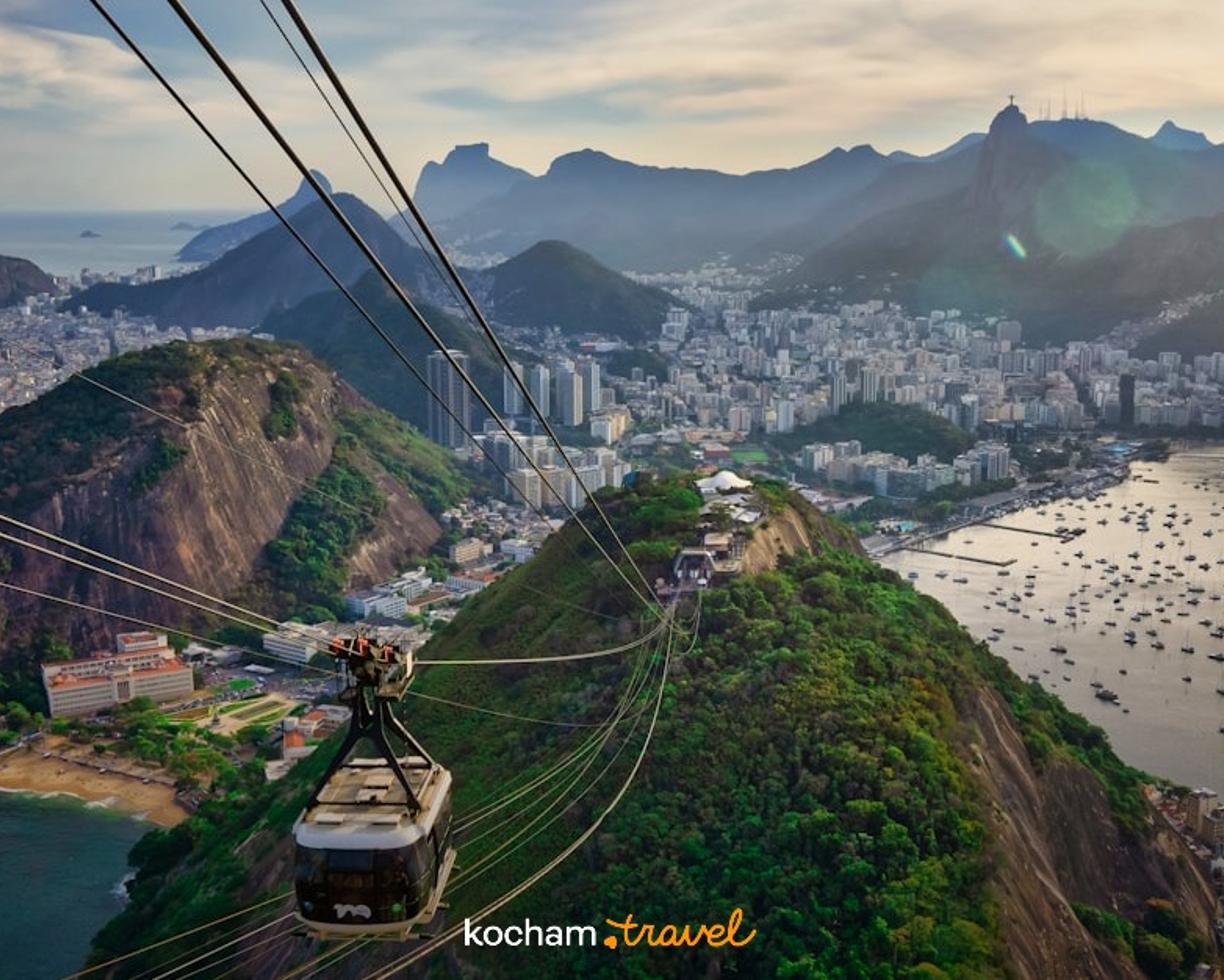 Rio de Janeiro, kolejka linowa, panoramiczny widok miasta, plaż i Chrystusa Odkupiciela.