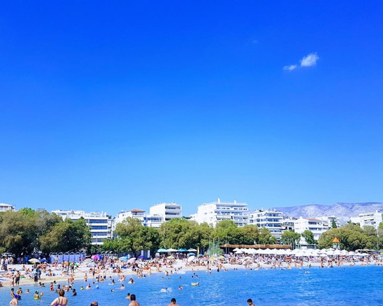 Piaszczysta plaża w Atenach
