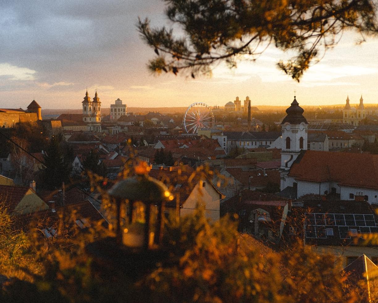 Widok na miasto Eger z zamkiem