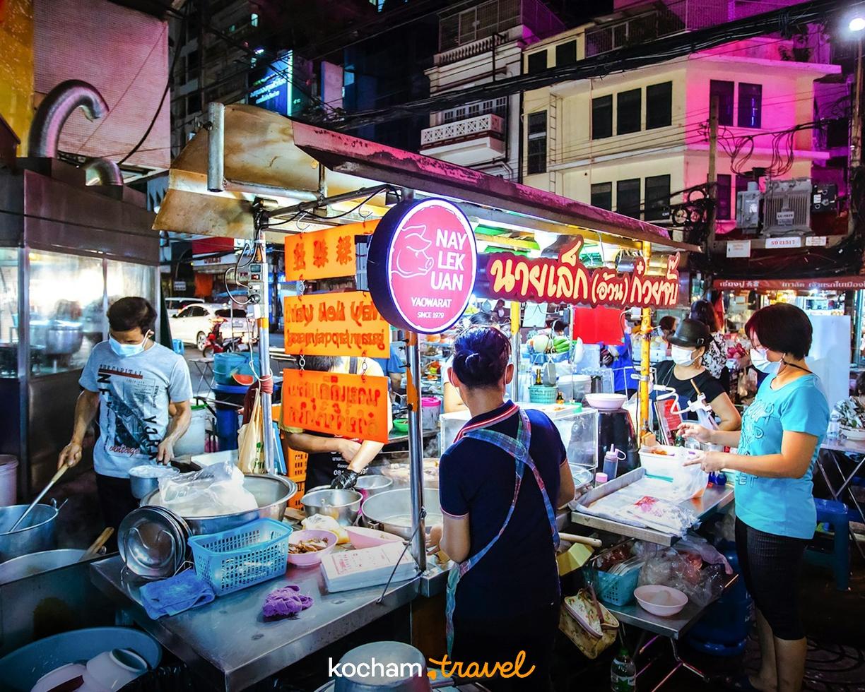 Tajlandia. Street food w Bangkoku, którego nie znajdziesz w przewodnikach. Gdzie jedzą miejscowi?