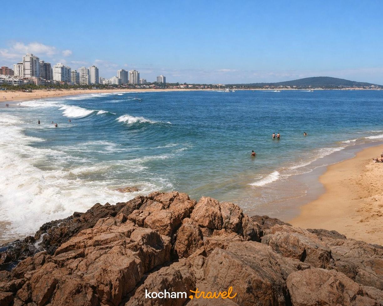 Ilustracja do tematu: Urugwaj. Punta del Este i różnice między wzburzoną plażą Brava a spokojną Mansa