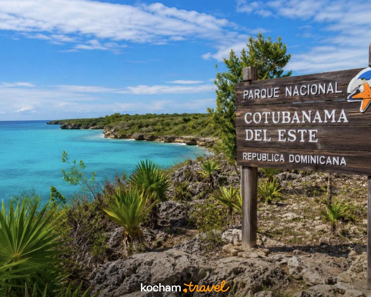Tablica Parku Narodowego Cotubanamá del Este, Dominikana, turkusowy ocean.