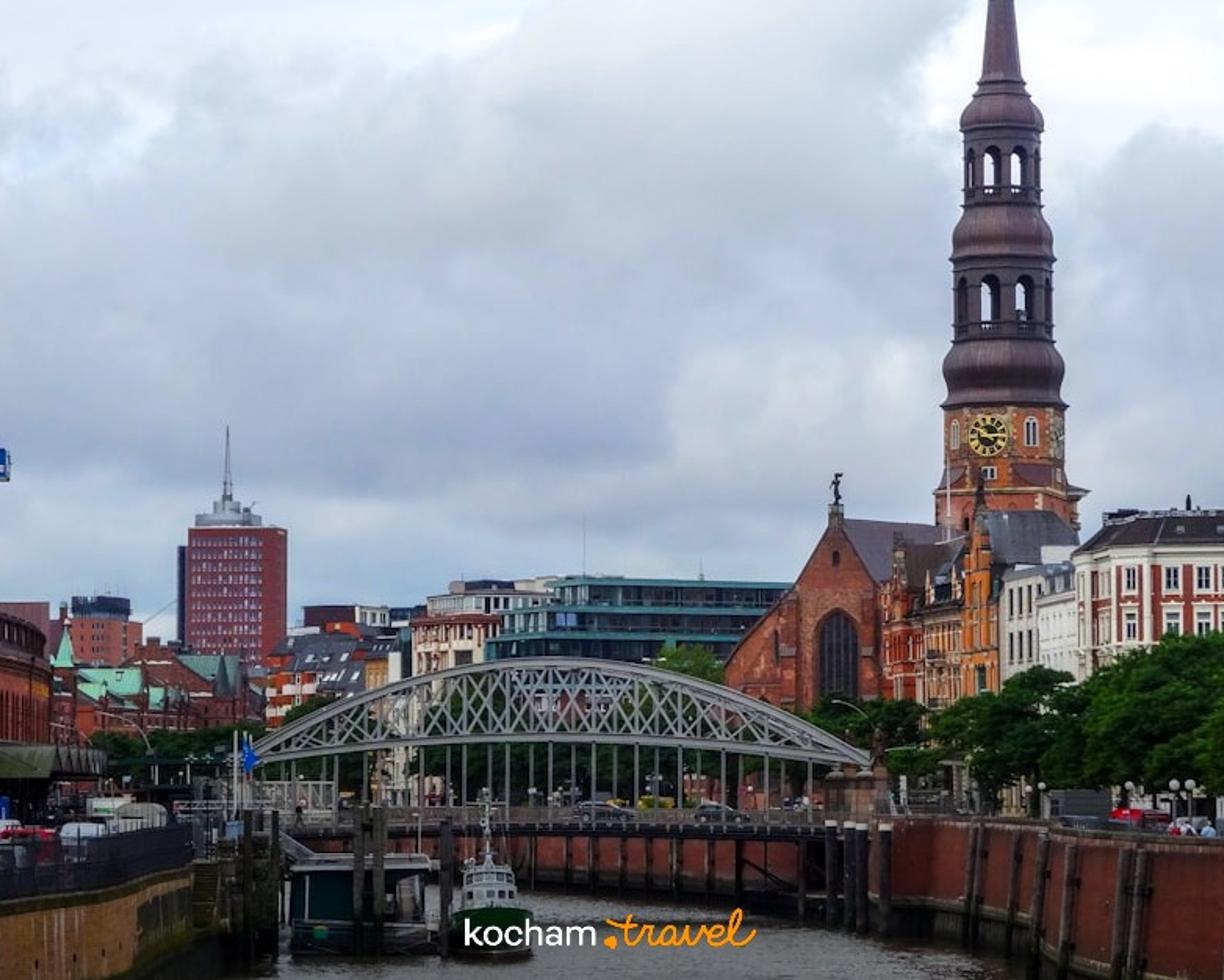 Hamburg: Kościół św. Katarzyny, kanał, mosty, architektura, zachmurzone niebo.