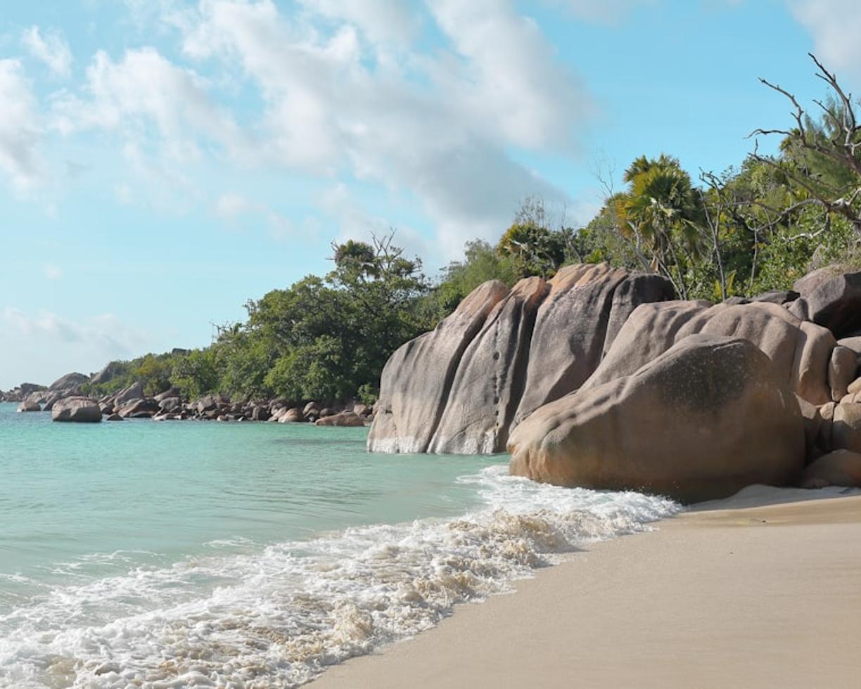 Plaża Anse Lazio w Seszelach z turkusową wodą i białym piaskiem