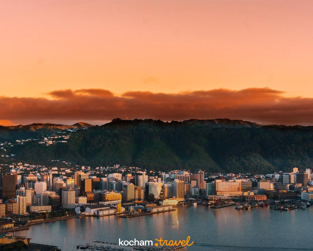 Wellington, Nowa Zelandia: panorama miasta, port i wzgórza o zachodzie słońca.