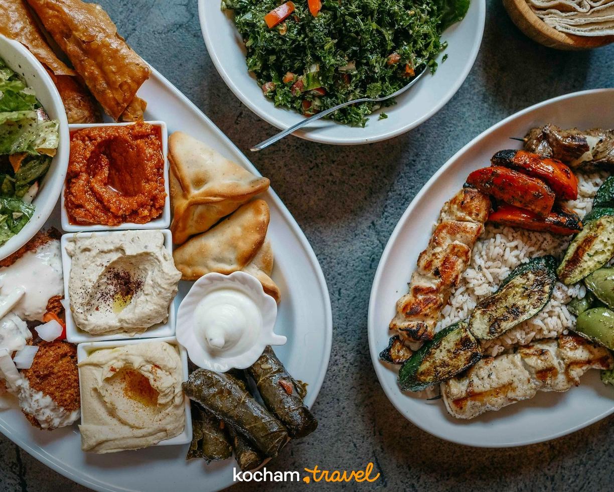 Bliskowschodnia uczta: grillowane szaszłyki, mezze, hummus, falafel i sałatki.