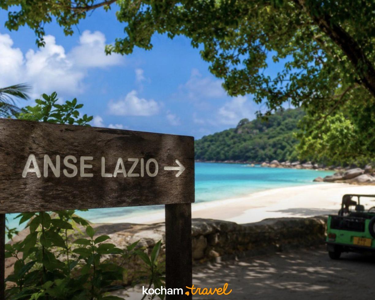 Drogowskaz na tropikalną plażę Anse Lazio na Seszelach.
