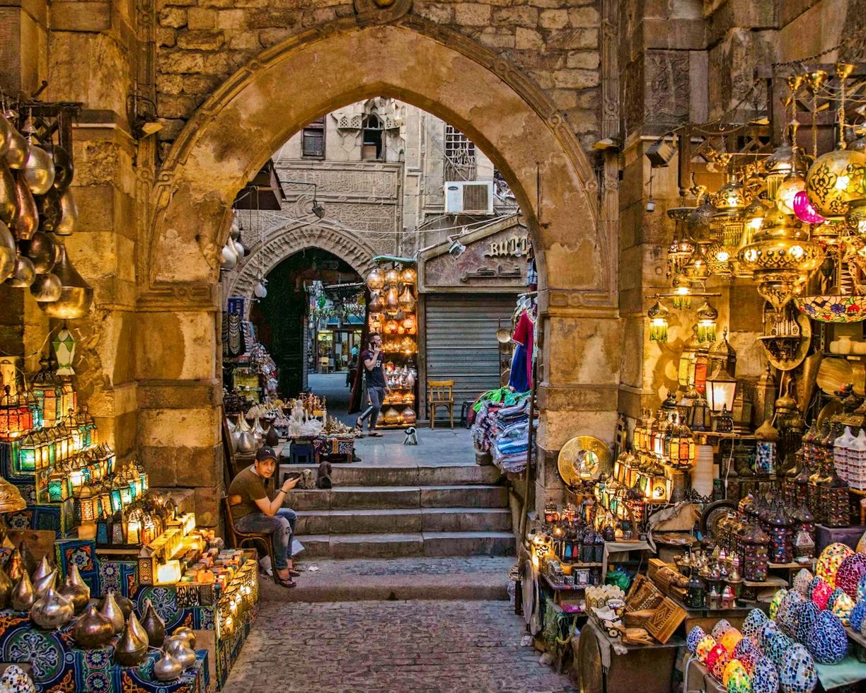 Orientalny bazar z kolorowymi lampami i rękodziełem w Kairze.