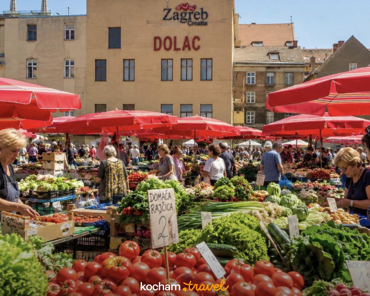 Tętniący życiem rynek Dolac w Zagrzebiu ze świeżymi produktami.