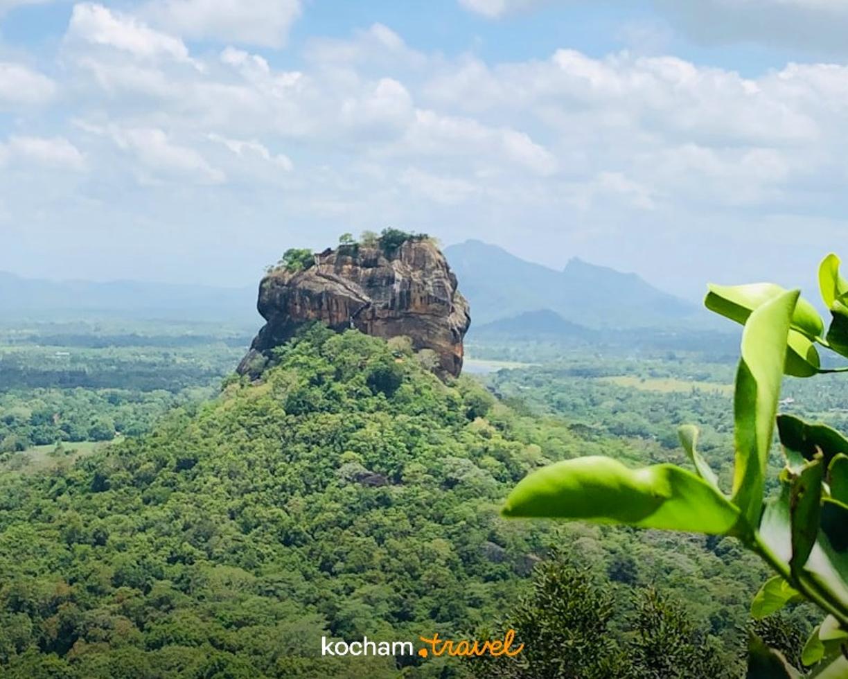 Panoramiczny widok na skałę Sigiriya i zieloną dżunglę Sri Lanki