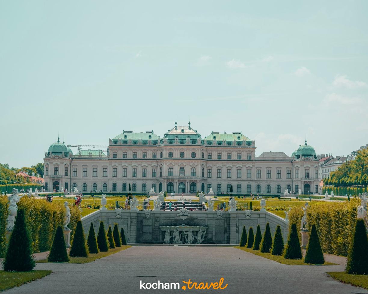 Pałac Belvedere w Wiedniu z barokowymi ogrodami, fontannami i posągami.