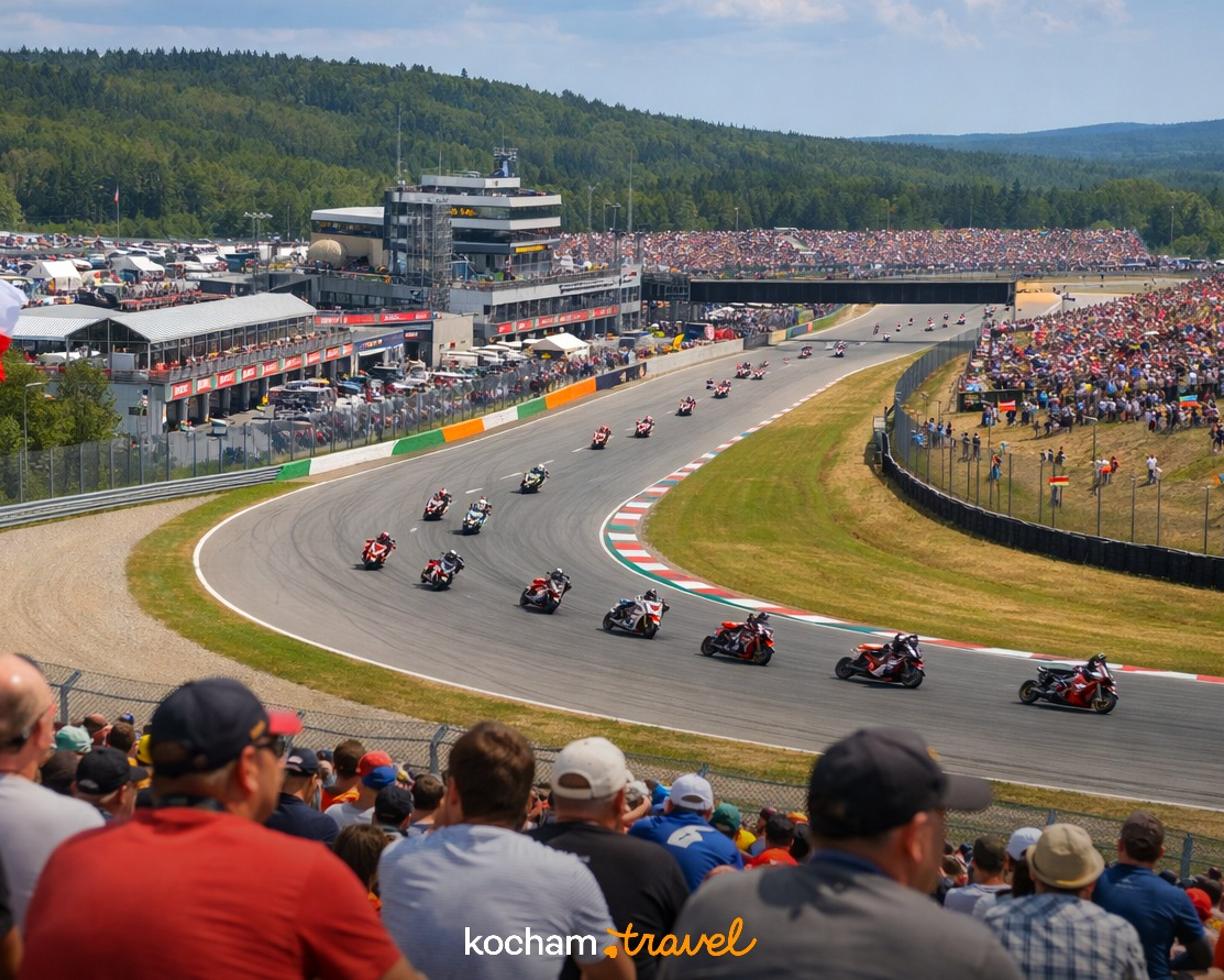 Ilustracja do tematu: Czechy. Jak samemu zorganizować wyjazd na wyścigi MotoGP w Brnie: rezerwacja biletów, dojazd na tor Masaryka i omijanie tłumów