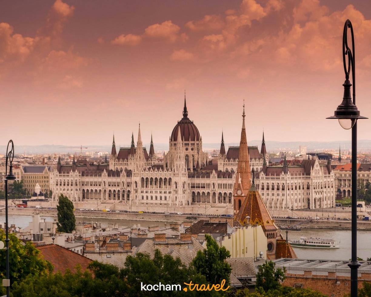 Panorama Budapesztu z Parlamentem Węgierskim i Dunajem o zachodzie słońca.