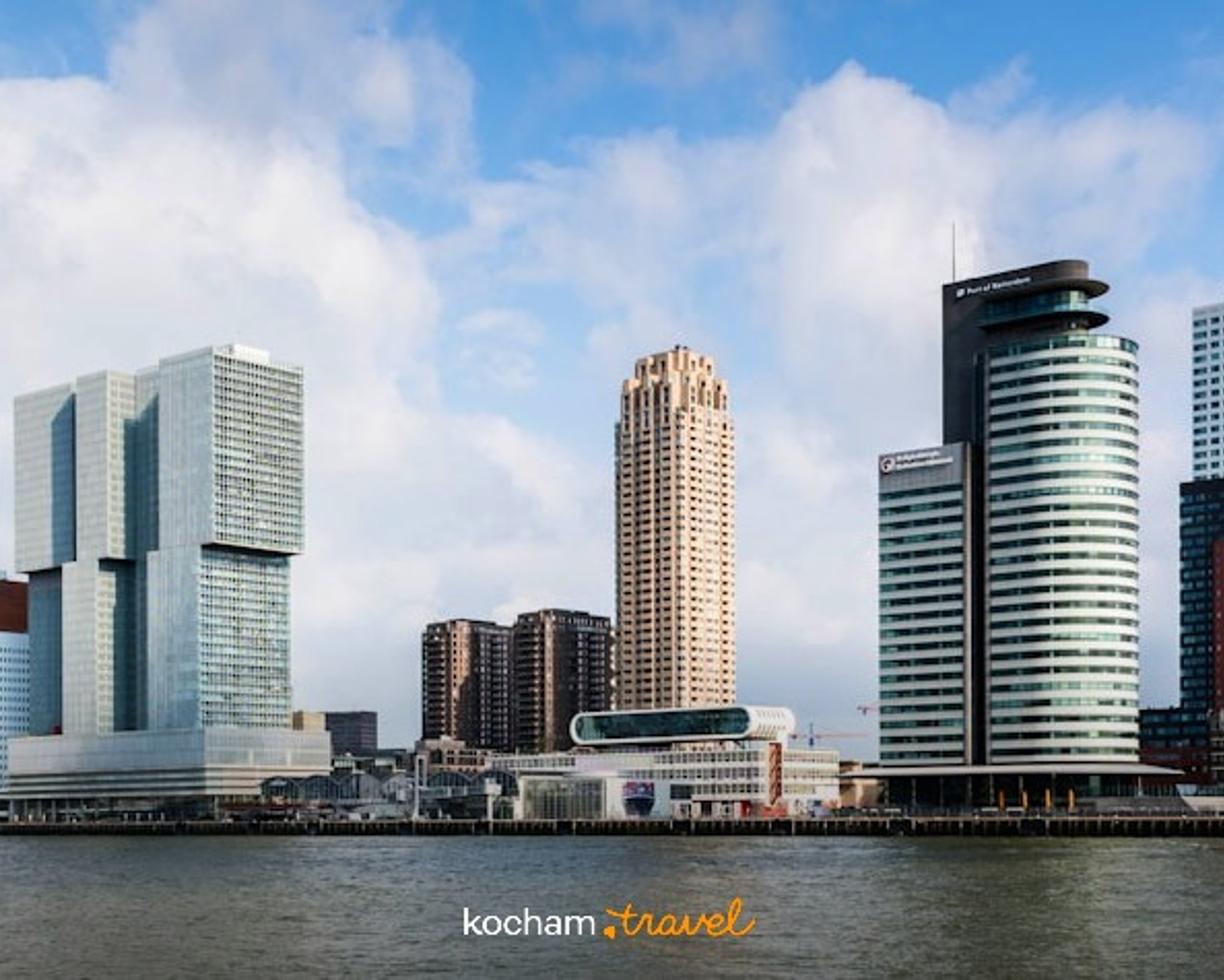 Nowoczesna panorama miasta Rotterdam z drapaczami chmur nad rzeką