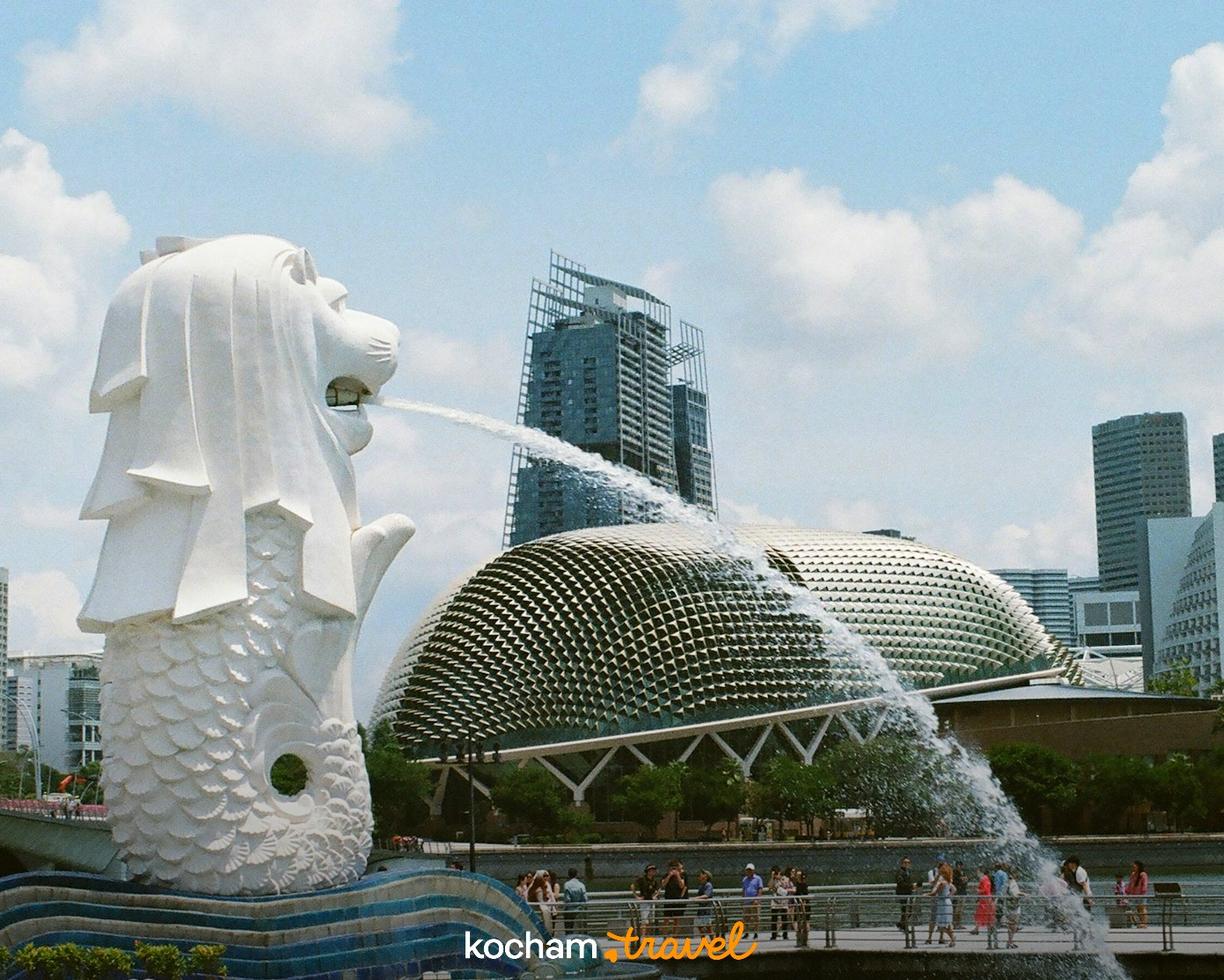 Merlion w Singapurze, fontanna i charakterystyczne budynki Esplanade.