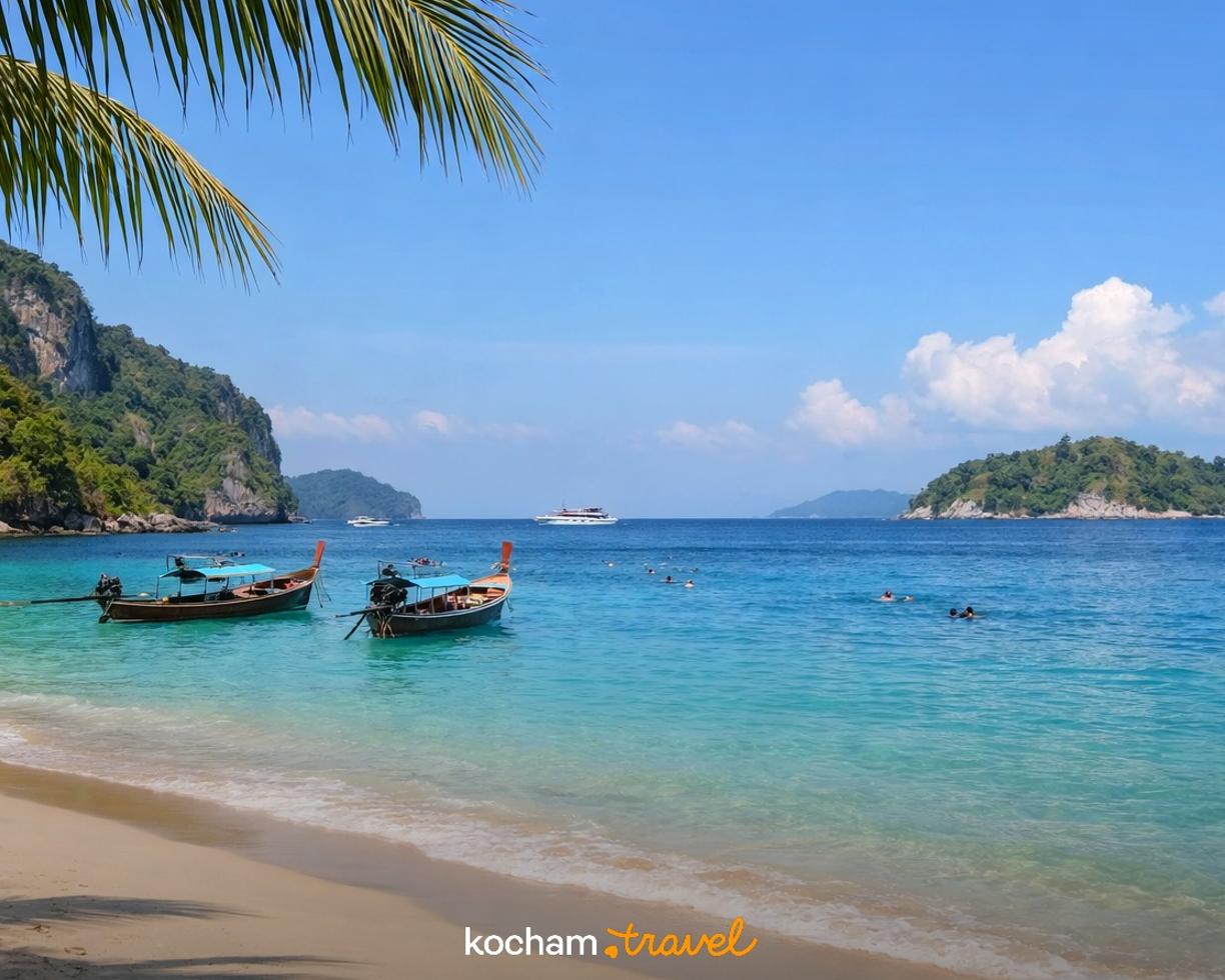 Ilustracja do tematu: Gotowy pomysł na urlop w Tajlandii, czyli ucieczkę przed polską zimą na słoneczne wybrzeże Phuket