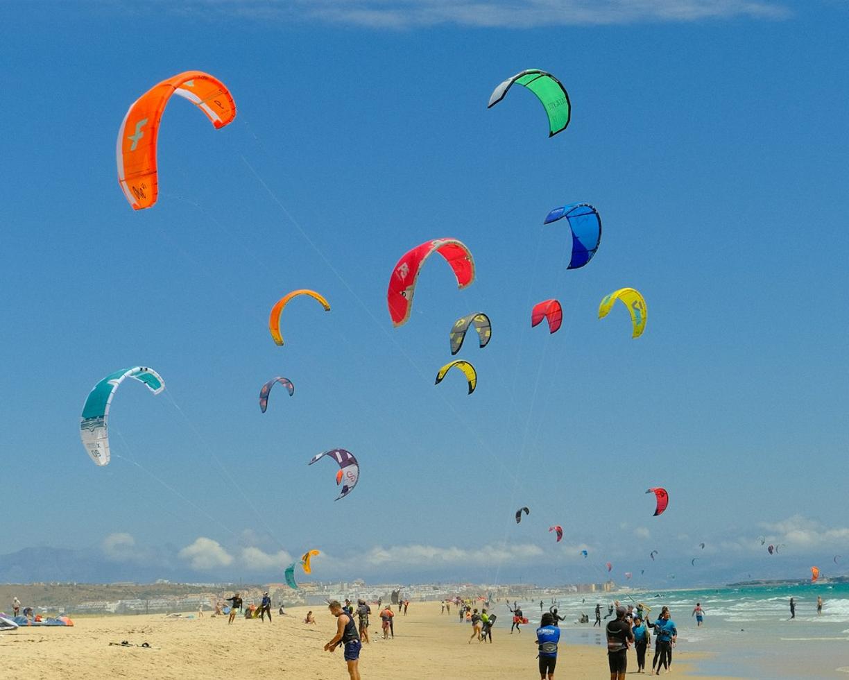 Kitesurfing i windsurfing na Dżerbie: Najlepsze spoty na wyspie