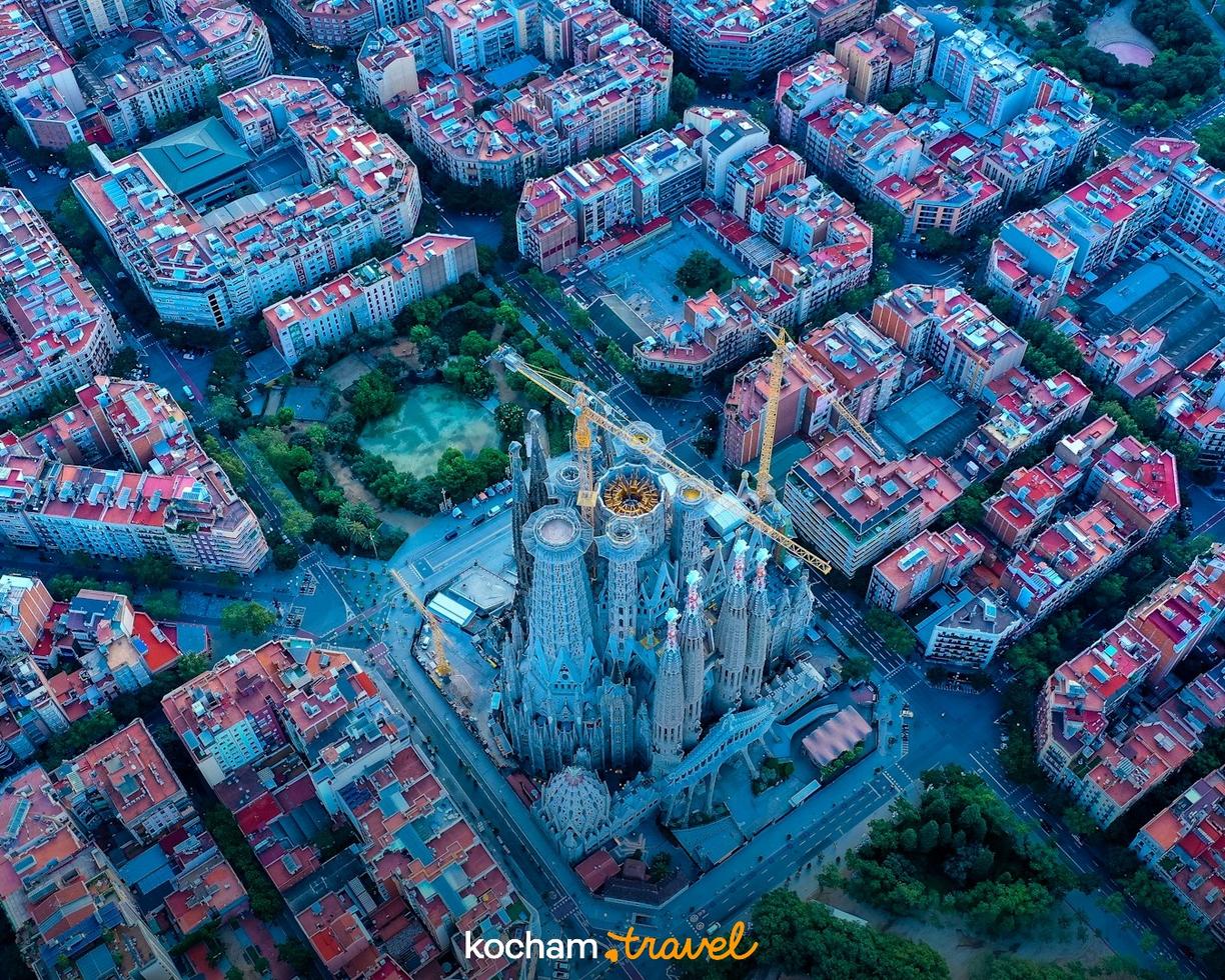 Barcelona: Sagrada Familia i kolorowe dachy z lotu ptaka.